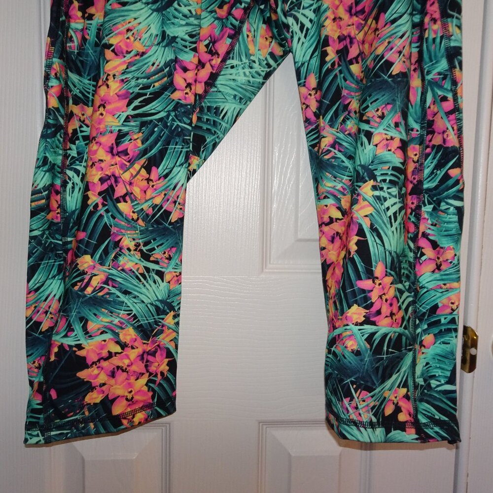Old Navy Tropical Print 7/8 length Plus Size Leggings - Picture 3 of 6
